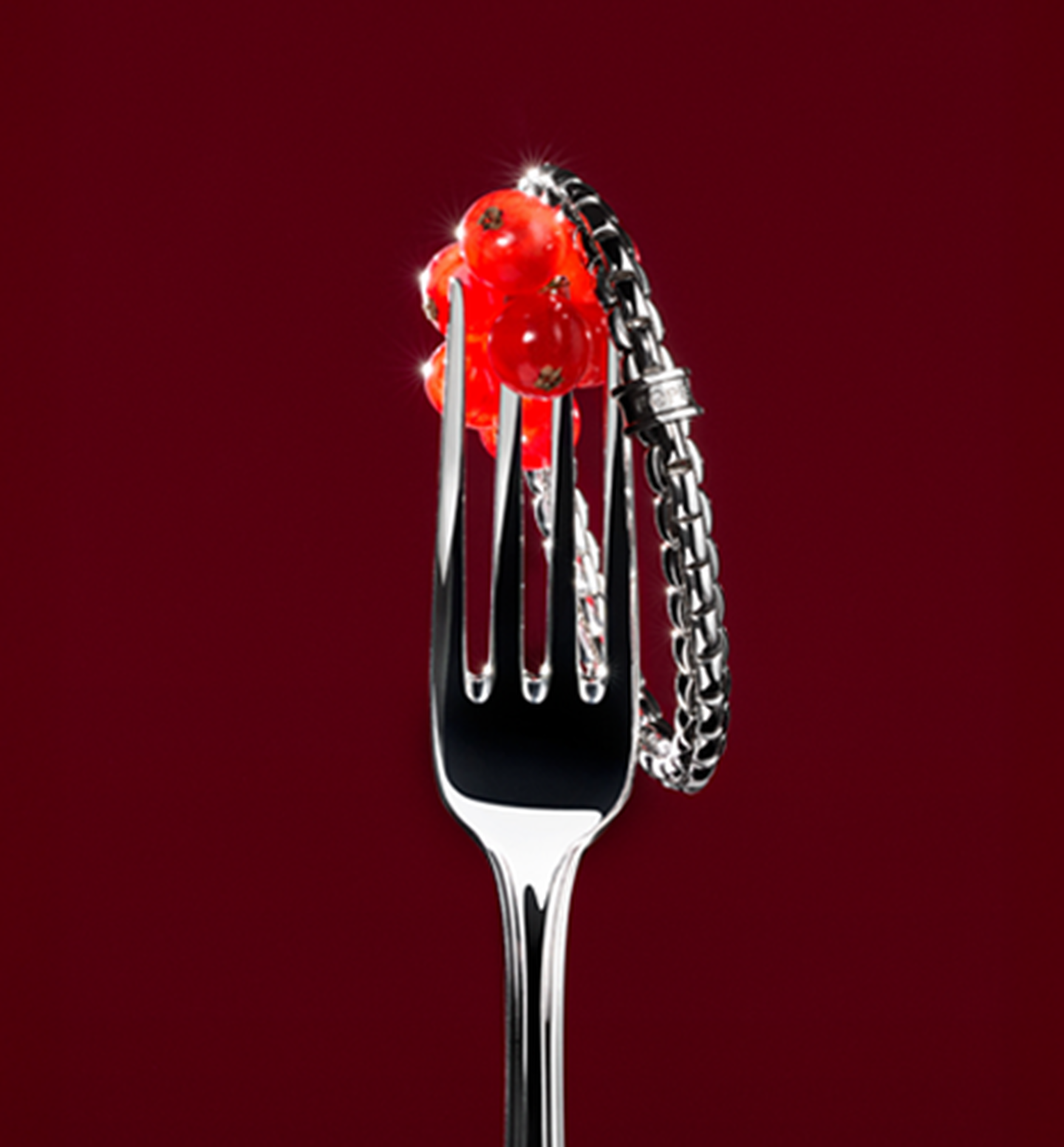 Bracelet Eka en or blanc de FOPE sur un fond rouge.